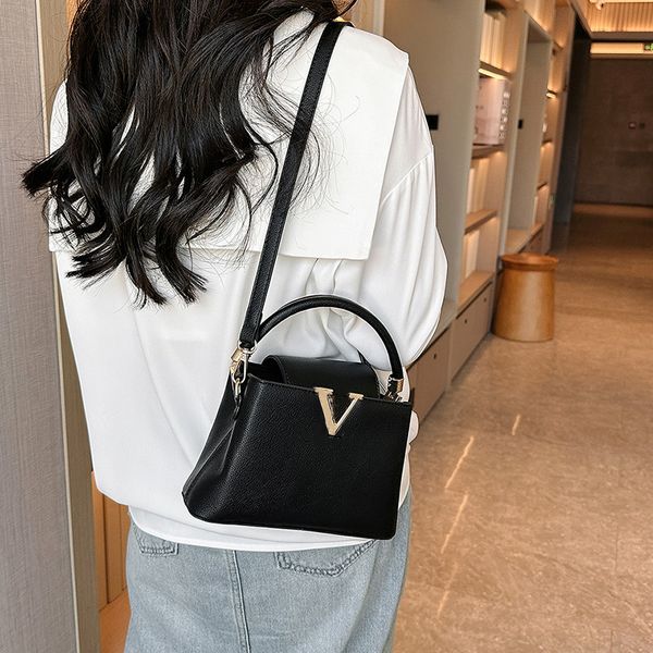 brand wholesale day packs new women's crossbody bag women's bag hands improve quality donkey bag handbags 818#
brand wholesale day packs new women's crossbody bag women's bag hands improve quality donkey bag handbags 818#