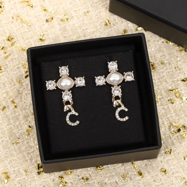 2023 luxury quality charm drop earring with diamond and nature shell beads in 18k gold plated black color have box stamp ps7116b, Golden
2023 luxury quality charm drop earring with diamond and nature shell beads in 18k gold plated black color have box stamp ps7116b, Golden