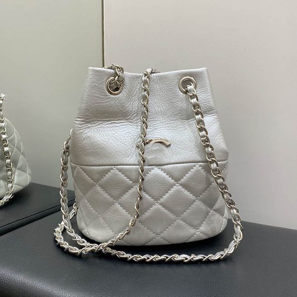 17cm women mini shoulder bucket bag leather quilted matelasse double chain luxurys handbags outdoor crossbody designer wallet retro makeup c
17cm women mini shoulder bucket bag leather quilted matelasse double chain luxurys handbags outdoor crossbody designer wallet retro makeup c