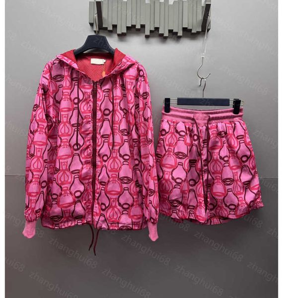 23ss women tracksuit windbreaker set womens designer clothing printed hooded trench coat elastic waist drawstring shorts set womens clothing, Gray
23ss women tracksuit windbreaker set womens designer clothing printed hooded trench coat elastic waist drawstring shorts set womens clothing, Gray