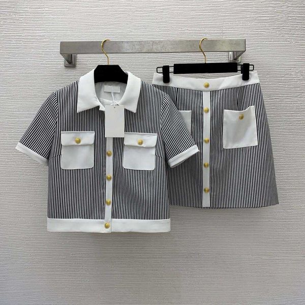 23ss skirt set women designer clothes stripe gold button polo collar short sleeve short coat high waist slim a-line short half skirt set wom, White
23ss skirt set women designer clothes stripe gold button polo collar short sleeve short coat high waist slim a-line short half skirt set wom, White