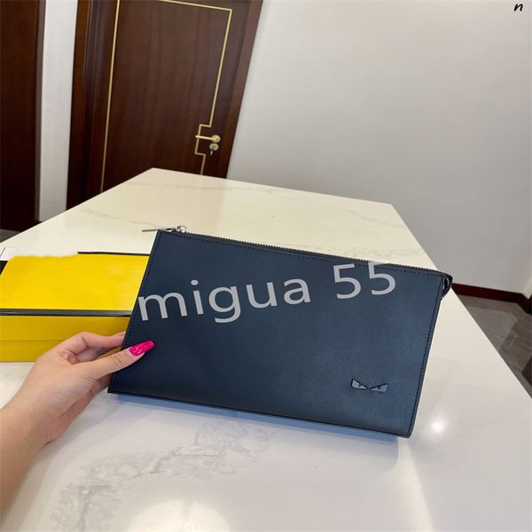 premium designer luxury shoulder bag genuine leather men's clip-on bag large capacity envelope holding bags
premium designer luxury shoulder bag genuine leather men's clip-on bag large capacity envelope holding bags