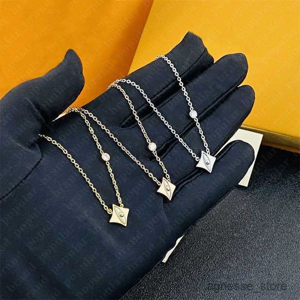 pendant necklaces luxury classic ring lock necklace designer necklaces gold mother-of-pearl for girl women wedding birthday with gift bag r2, Silver
pendant necklaces luxury classic ring lock necklace designer necklaces gold mother-of-pearl for girl women wedding birthday with gift bag r2, Silver