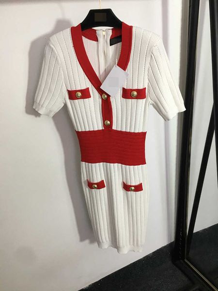 23ss summer dresses women dress women designer clothes lion head gold button contrast v-neck slim fit waist short-sleeve knitted dress women, Black;gray
23ss summer dresses women dress women designer clothes lion head gold button contrast v-neck slim fit waist short-sleeve knitted dress women, Black;gray