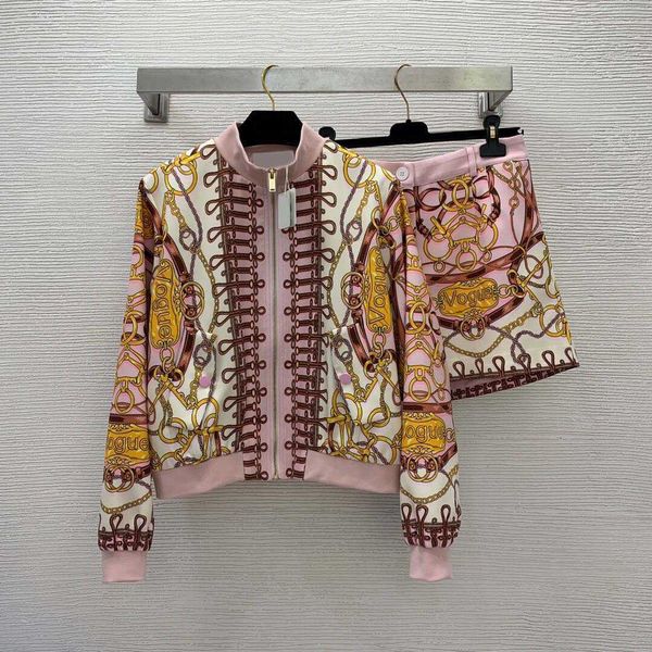 23ss women shorts sets women designer clothes gold chain buckle print bear stand collar jacket zipper jacket a-line shorts women clothes, White
23ss women shorts sets women designer clothes gold chain buckle print bear stand collar jacket zipper jacket a-line shorts women clothes, White