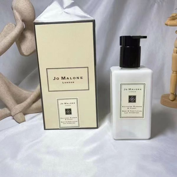 luxury design original perfume body wash english pear 250ml bath body lotion care fragrance parfum spray good smell scent high version quali
luxury design original perfume body wash english pear 250ml bath body lotion care fragrance parfum spray good smell scent high version quali