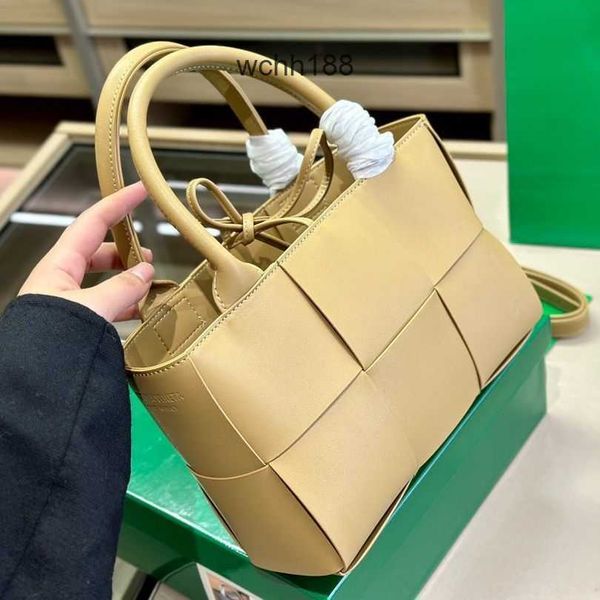 venetas women's bottegas bags designer 2023 girl bag arco cassettes totes woven high tote single shoulder crossbody handheld leisure ij
venetas women's bottegas bags designer 2023 girl bag arco cassettes totes woven high tote single shoulder crossbody handheld leisure ij