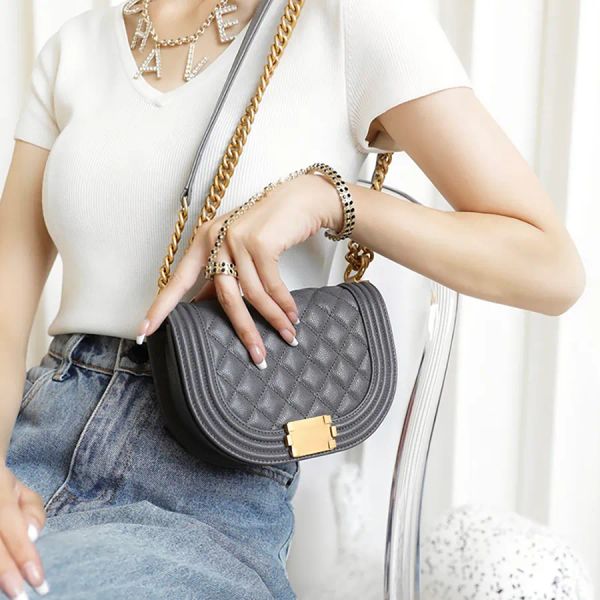 designer crossbody bag luxury messenger bag genuine leather chain bag 18cm high imitation shoulder bag with box zc008
designer crossbody bag luxury messenger bag genuine leather chain bag 18cm high imitation shoulder bag with box zc008