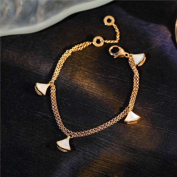 v gold plated mijin cnc craft pure hand inlaid pearl white fritillaria skirt five flower fan bracelet for women, Golden;silver
v gold plated mijin cnc craft pure hand inlaid pearl white fritillaria skirt five flower fan bracelet for women, Golden;silver