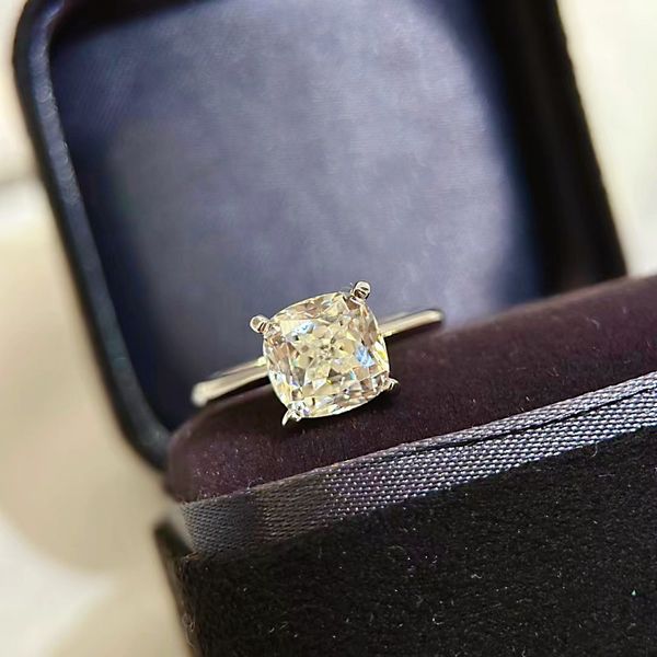 luxury 925 sterling silver women's wedding diamond ring fashion four claw two carat square diamond ring classic jewelry with box, Slivery;golden
luxury 925 sterling silver women's wedding diamond ring fashion four claw two carat square diamond ring classic jewelry with box, Slivery;golden