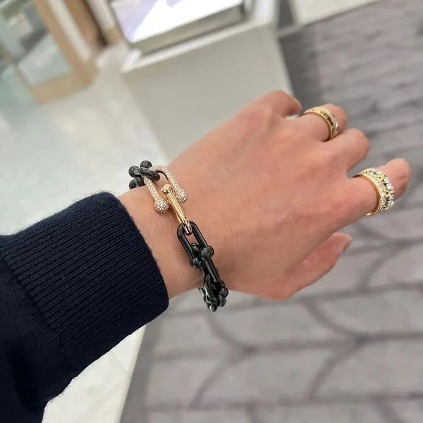 bracelet for men and women couples u-shaped horseshoe buckle electroplating black gold fashion designer luxury jewelry, Golden;silver
bracelet for men and women couples u-shaped horseshoe buckle electroplating black gold fashion designer luxury jewelry, Golden;silver