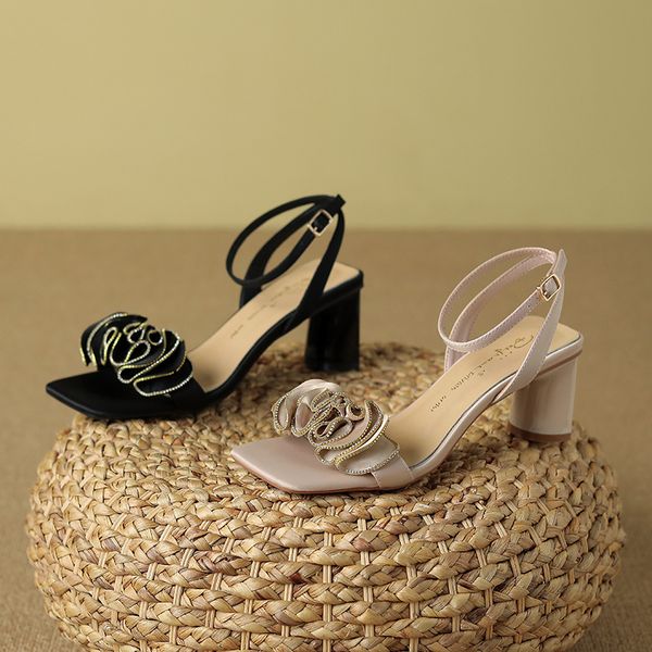 :shoesand color of t are uniform and consistent, and the colorwithout any differences in
:shoesand color of t are uniform and consistent, and the colorwithout any differences in