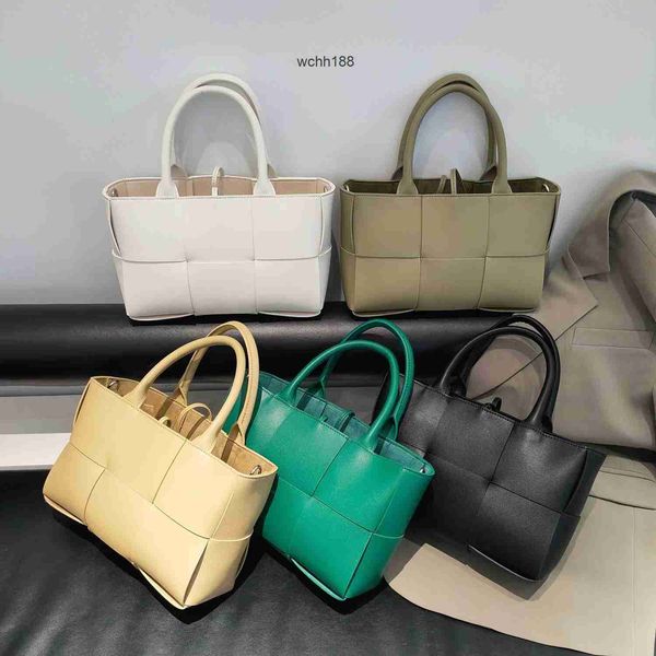 bottegas 2023 designer arco totes bags bag venetas small arcos cow leather tote high capacity knitted handheld crossbody women's handba
bottegas 2023 designer arco totes bags bag venetas small arcos cow leather tote high capacity knitted handheld crossbody women's handba