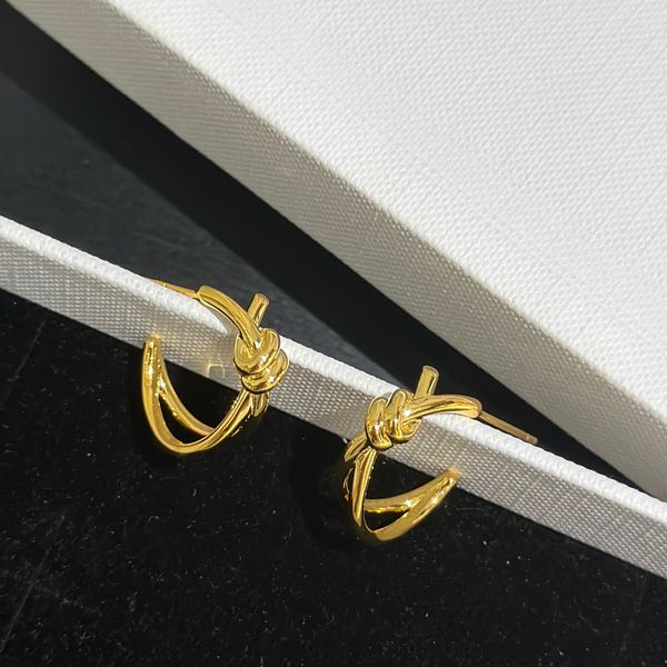 new designed triomphe knot hoops earrings in brass with gold shiny women ear hoops designer jewelry er891, Golden;silver
new designed triomphe knot hoops earrings in brass with gold shiny women ear hoops designer jewelry er891, Golden;silver