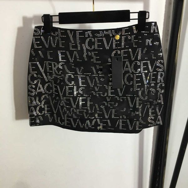 23ss designer skirts women designer clothes spring summer new fashion drill letter miniskirt buttocks short skirt safety pants lining women, Black
23ss designer skirts women designer clothes spring summer new fashion drill letter miniskirt buttocks short skirt safety pants lining women, Black