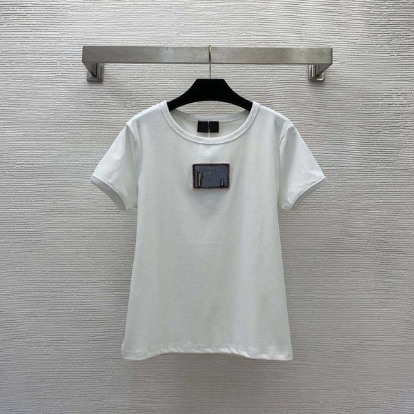 23ss womens t-shirt tee women designer clothes new chest badge letter sequin embroidery nail beads show thin round neck short sleeve t-shirt, White
23ss womens t-shirt tee women designer clothes new chest badge letter sequin embroidery nail beads show thin round neck short sleeve t-shirt, White