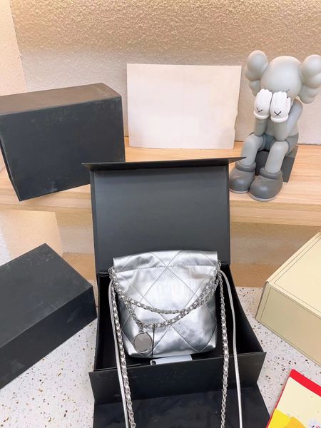 womens garbage bag shopping bag mini shoulder bags 22 designer solid color leather ringer coin small pendant handbag matelasse chain crossbo
womens garbage bag shopping bag mini shoulder bags 22 designer solid color leather ringer coin small pendant handbag matelasse chain crossbo