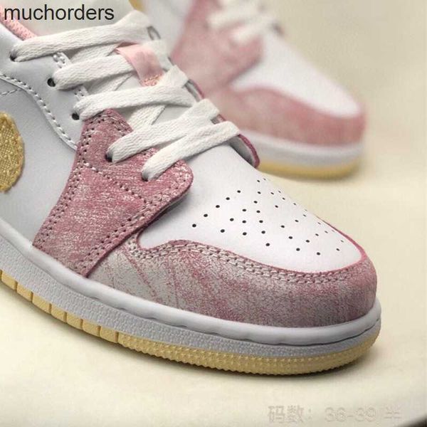high version pure original low men's and women's shoes the same blue and white dunks
high version pure original low men's and women's shoes the same blue and white dunks