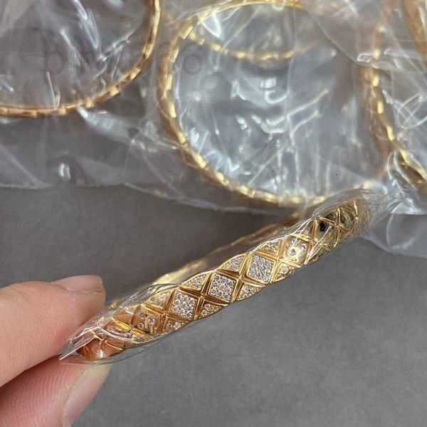 bangle designer v gold plated wide edition diamond half plaid smooth face bracelet personalized embedding 0yks, Black
bangle designer v gold plated wide edition diamond half plaid smooth face bracelet personalized embedding 0yks, Black