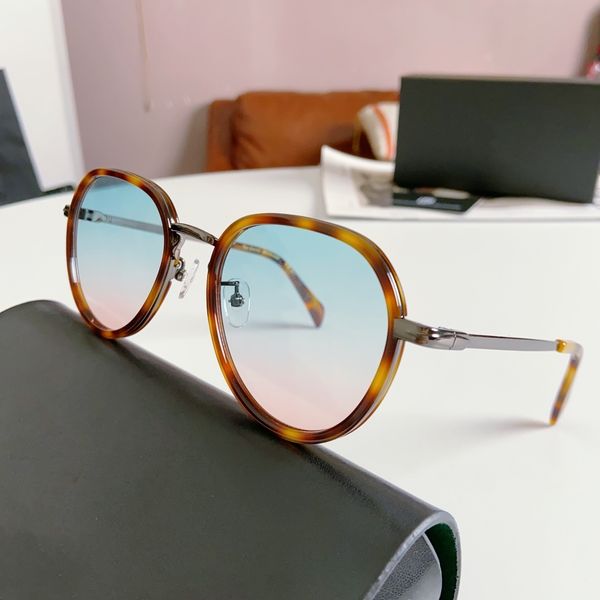 classic brand sunglasses for men and women metal frame color gradient glass lenses suitable for beach sunshade accessories leather shell, White;black
classic brand sunglasses for men and women metal frame color gradient glass lenses suitable for beach sunshade accessories leather shell, White;black