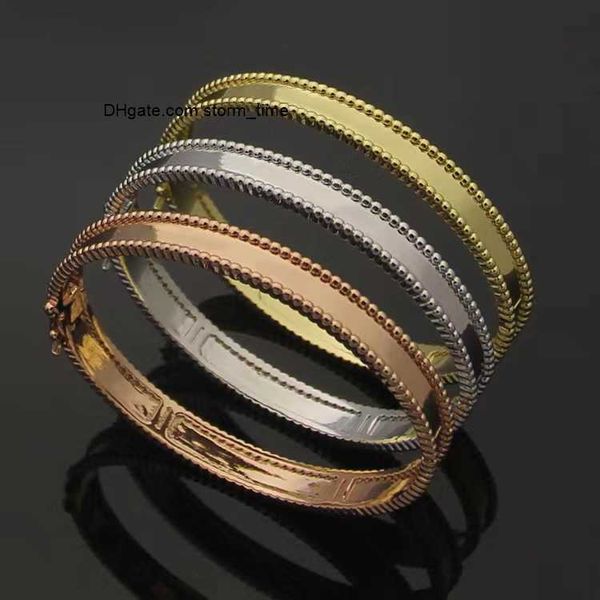 couple 2023 fashion wedding bracelet for men women classic signature bracelet designer luxury four-leaf clover bracelets jewelry, Golden;silver
couple 2023 fashion wedding bracelet for men women classic signature bracelet designer luxury four-leaf clover bracelets jewelry, Golden;silver