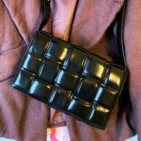 designer bottegas bags venetas cassettes 2023 spring and summer new soft leather pillow bag woven head womens single shoulder messenger smal
designer bottegas bags venetas cassettes 2023 spring and summer new soft leather pillow bag woven head womens single shoulder messenger smal