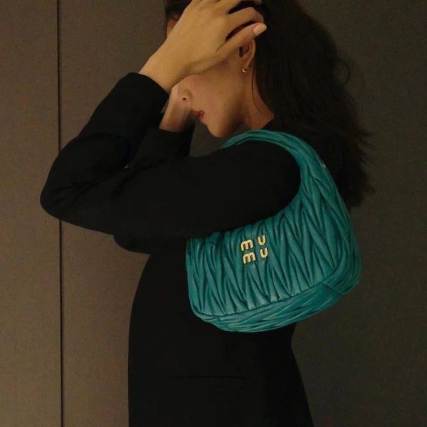 women's designer cleo miui satchel tote bag miu wander matelasse underarm hobo luxury with shoulder strap clutch mens purses crossbody
women's designer cleo miui satchel tote bag miu wander matelasse underarm hobo luxury with shoulder strap clutch mens purses crossbody