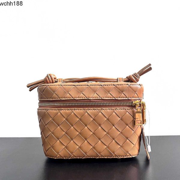 2023 intrecciato tote venetas designer makeup shoulder strap crossbody bag handbags trendy pillow cloud bottegas dinner casual large capacit
2023 intrecciato tote venetas designer makeup shoulder strap crossbody bag handbags trendy pillow cloud bottegas dinner casual large capacit