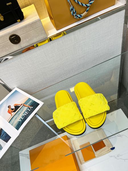 2023 luxury high designer women's sandals summer sandals flat printed slippers leather rubber red yellow black green sandals summer fla
2023 luxury high designer women's sandals summer sandals flat printed slippers leather rubber red yellow black green sandals summer fla