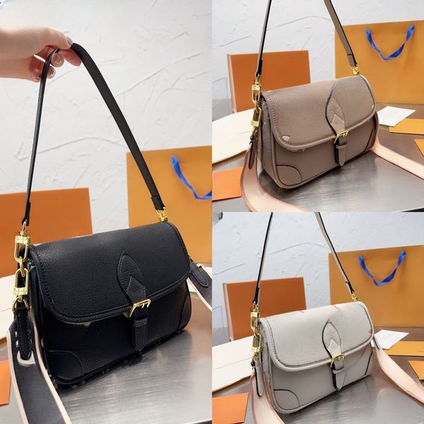 baguette make-up shopping travel bag, elegant lady luxury designer leather shoulder bag
baguette make-up shopping travel bag, elegant lady luxury designer leather shoulder bag