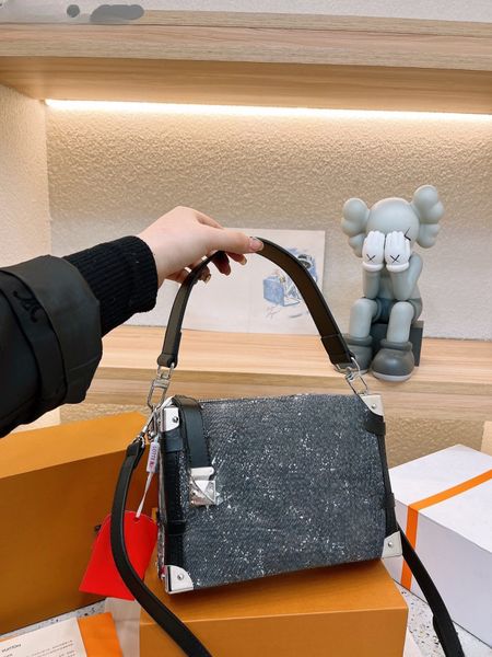 2023 soft case bag makeup shopping travel bag, elegant lady luxury designer leather shoulder bag
2023 soft case bag makeup shopping travel bag, elegant lady luxury designer leather shoulder bag