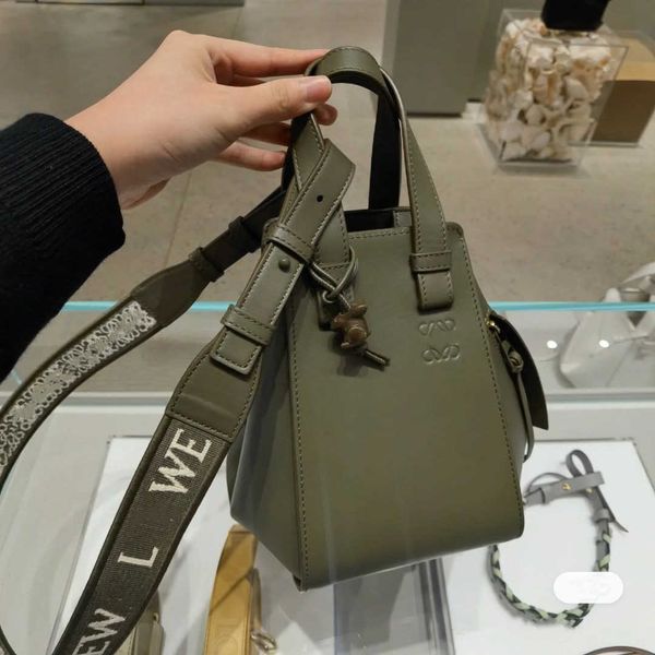 new color scheme hanging bed bag embroidered shoulder straps high definition light luxury brand cowhide celebrity same glaze crossbody bag
new color scheme hanging bed bag embroidered shoulder straps high definition light luxury brand cowhide celebrity same glaze crossbody bag