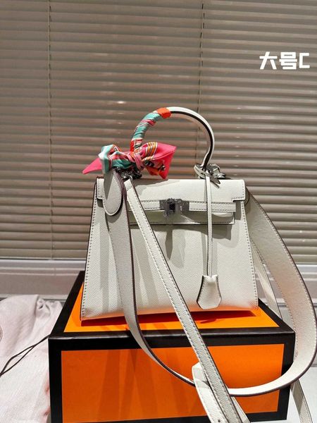 suitcase and bag dinner this year's popular cherry blossom powder small high-grade women's 2023 new spring summer handbag messenge
suitcase and bag dinner this year's popular cherry blossom powder small high-grade women's 2023 new spring summer handbag messenge