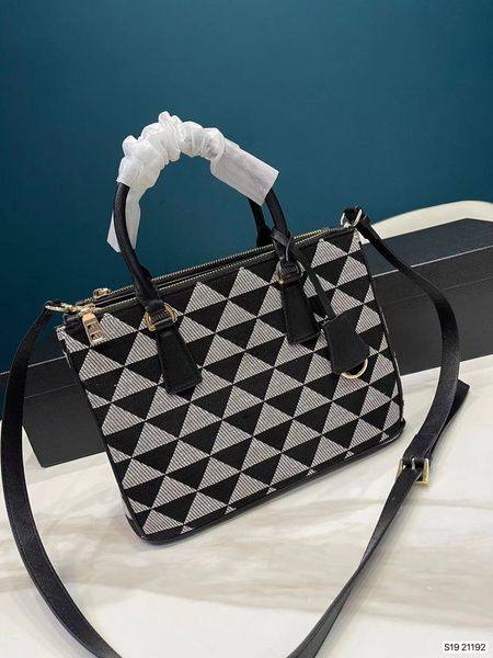 elegant temperament classic atmosphere business tote bag boston pillow bag design sense geometric pattern handbag
elegant temperament classic atmosphere business tote bag boston pillow bag design sense geometric pattern handbag