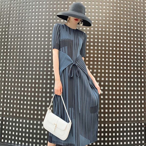 pleated spring and summer blue stripe print fashion mid-raist women's mid-length dress neck waist lace-up dresses for women, White;black
pleated spring and summer blue stripe print fashion mid-raist women's mid-length dress neck waist lace-up dresses for women, White;black