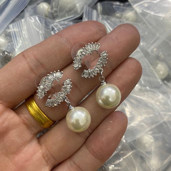 woman c pearl pendant earring luxury stud earing letter ccity brand designer women gold earrings jewelry 564667, Golden;silver
woman c pearl pendant earring luxury stud earing letter ccity brand designer women gold earrings jewelry 564667, Golden;silver