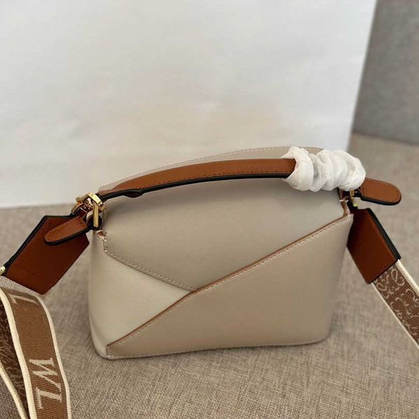 designer handbag new puzzles geometry bag embroidered wide shoulder strap mini spliced diamond checker tote bag large capacity boston bag su
designer handbag new puzzles geometry bag embroidered wide shoulder strap mini spliced diamond checker tote bag large capacity boston bag su