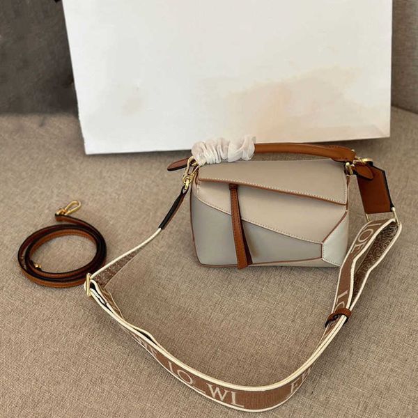 new monochrome glaze puzzles geometric bag embroidered wide shoulder strap spliced diamond checker bag large capacity one shoulder boston ba
new monochrome glaze puzzles geometric bag embroidered wide shoulder strap spliced diamond checker bag large capacity one shoulder boston ba