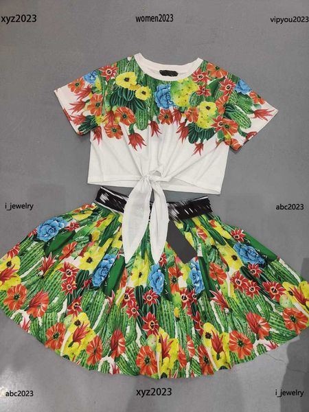 luxury woman designer dress two piece dress size s-l lace up waist round neck t-shirt and flower print pleated skirt, White
luxury woman designer dress two piece dress size s-l lace up waist round neck t-shirt and flower print pleated skirt, White