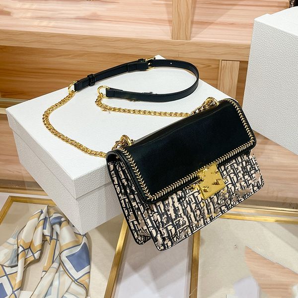 fashionable women's bag 2023 high grade lock buckle single shoulder diagonal cross women's small square bag
fashionable women's bag 2023 high grade lock buckle single shoulder diagonal cross women's small square bag