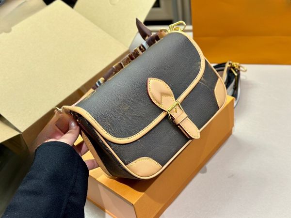 elegant lady luxury designer leather shoulder bag 2023 baguette make-up shopping travel bag
elegant lady luxury designer leather shoulder bag 2023 baguette make-up shopping travel bag