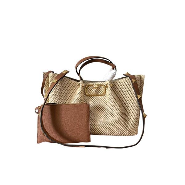 valens tinos tote bag is woven with natural lafite grass to create a brown leather handle shoulder strap and zipper inner pocket size of 35
valens tinos tote bag is woven with natural lafite grass to create a brown leather handle shoulder strap and zipper inner pocket size of 35