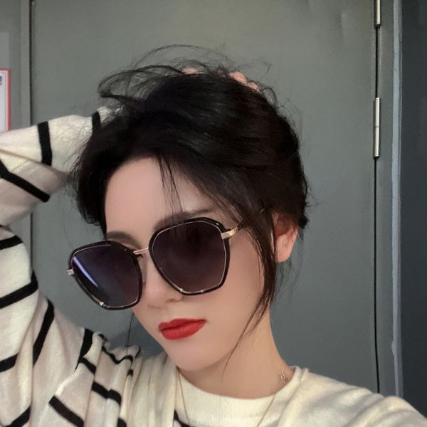 2023 selling new model in the chinese japanese and korean markets full frame oval gray pc women's sunglasses cool elegant fashionable a, White;black
2023 selling new model in the chinese japanese and korean markets full frame oval gray pc women's sunglasses cool elegant fashionable a, White;black