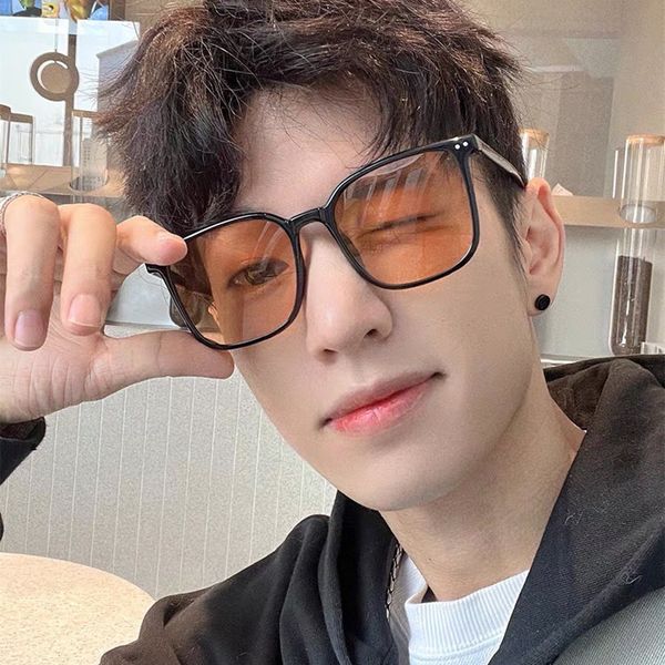 2023 handsome and cool pair of men's and women's sunglasses simple black frame design khaki and black classic fashion casual style, White;black
2023 handsome and cool pair of men's and women's sunglasses simple black frame design khaki and black classic fashion casual style, White;black
