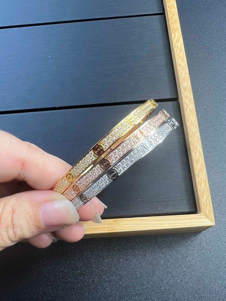eller c card v gold narrow edition all sky star bracelet c n hand set zircon super sparkling fashion simple does not fade, Black
eller c card v gold narrow edition all sky star bracelet c n hand set zircon super sparkling fashion simple does not fade, Black