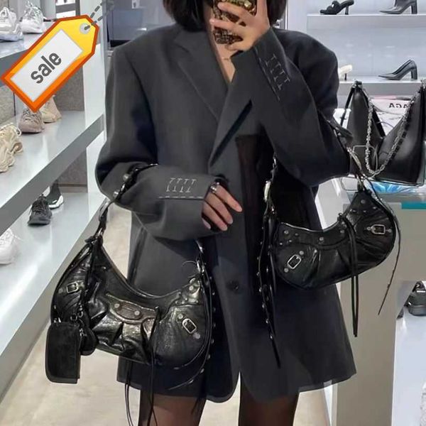 brand designer single shoulder bags 2023 new ladies motorcycle armpit riveted tassel triad january teeth fold shoulders crossbody bag factor
brand designer single shoulder bags 2023 new ladies motorcycle armpit riveted tassel triad january teeth fold shoulders crossbody bag factor