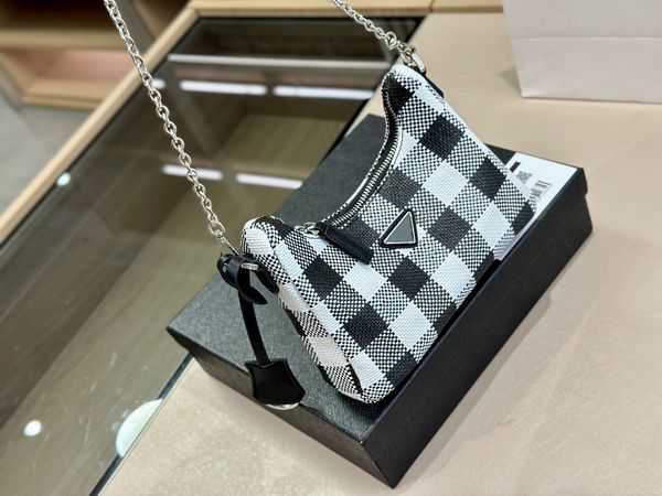 deluxe designer single shoulder bags cross body straw tote bag handcrafted lafite grass woven handbag with a chain shoulder strap
deluxe designer single shoulder bags cross body straw tote bag handcrafted lafite grass woven handbag with a chain shoulder strap