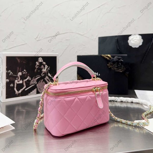 xiaoxiangfeng leisure handle small box sheepskin fashion makeup box mouth red envelope lingge crossbody women's bag
xiaoxiangfeng leisure handle small box sheepskin fashion makeup box mouth red envelope lingge crossbody women's bag