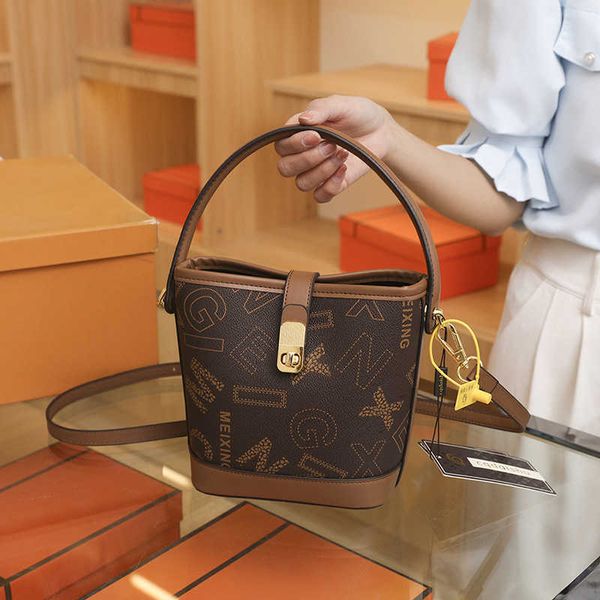 baigou advanced texture women's bag summer new versatile women's crossbody bag popular portable bag water bucket bag
baigou advanced texture women's bag summer new versatile women's crossbody bag popular portable bag water bucket bag