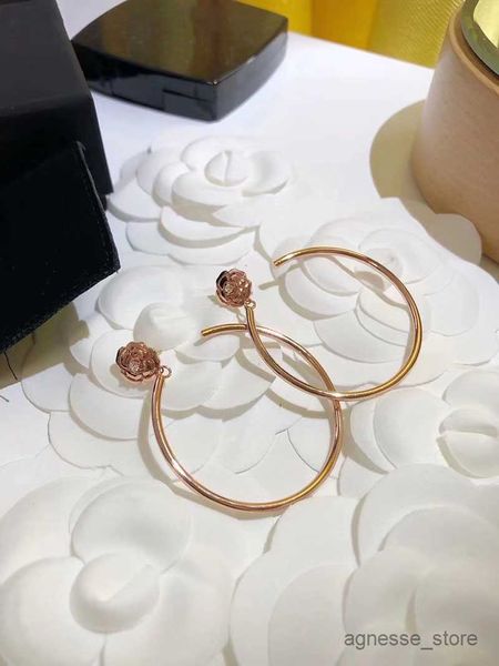 stud luxury designer hoop earrings stud sweet rose big circle earring earings ear rings with diamond jewelry r230619, Golden;silver
stud luxury designer hoop earrings stud sweet rose big circle earring earings ear rings with diamond jewelry r230619, Golden;silver